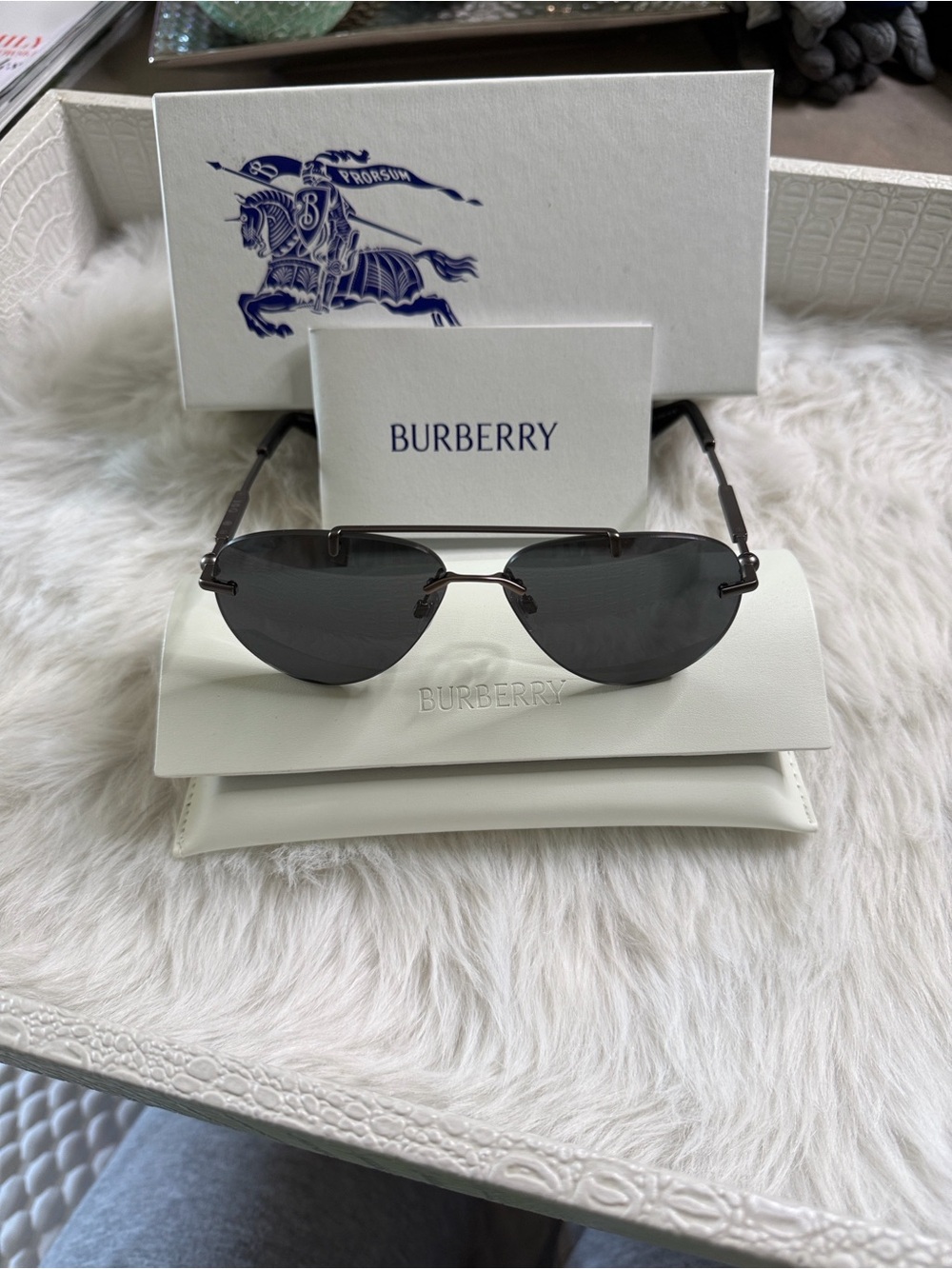 Burberry White and Navy Logo Presentation Box